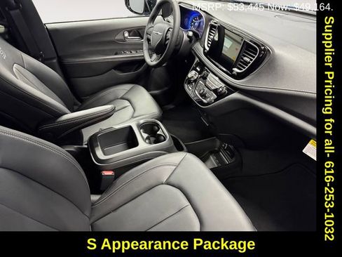 New 2026 Chrysler Pacifica Select image 4