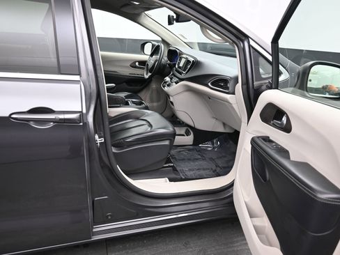 Used 2021 Chrysler Voyager Lxi image 13