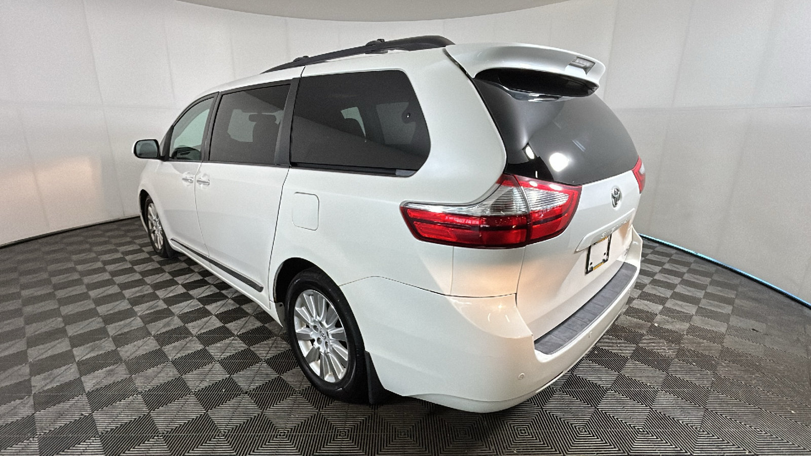 Used 2015 Toyota Sienna XLE Premium AWD/4WD image 5