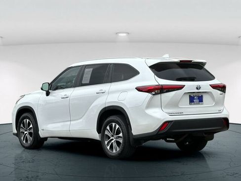 Used 2023 Toyota Highlander XLE AWD/4WD image 4