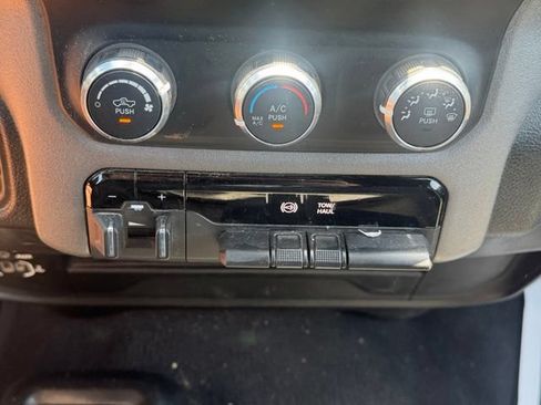 Used 2024 RAM 3500 Tradesman w/ Chrome Appearance Group AWD/4WD image 17