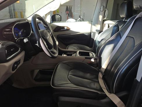 Used 2023 Chrysler Pacifica Limited image 6