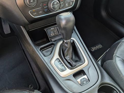 Used 2016 Jeep Cherokee High Altitude w/ Luxury Group FWD image 27