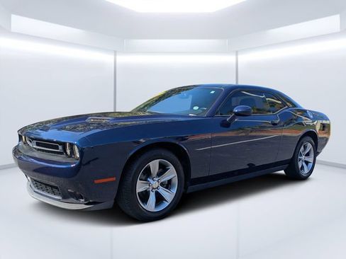 Used 2015 Dodge Challenger SXT RWD image 7