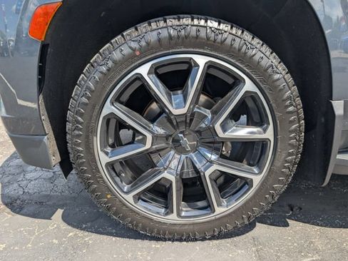 Used 2021 Chevrolet Suburban RST AWD/4WD image 29