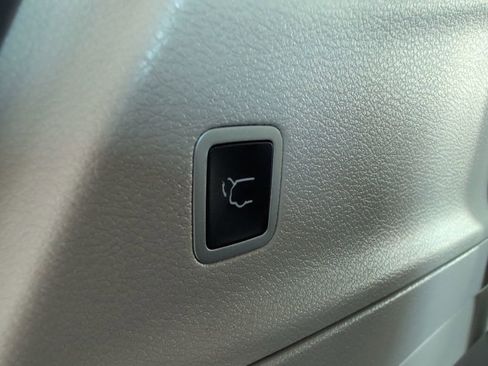 Used 2024 Chrysler Pacifica Touring-L image 12