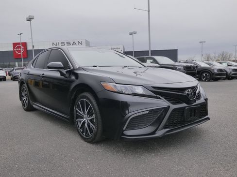 Used 2023 Toyota Camry SE image 2