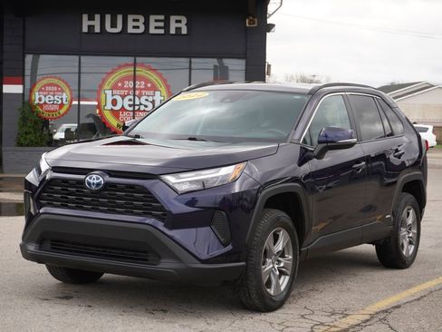 Used 2022 Toyota RAV4 XLE AWD/4WD image 3