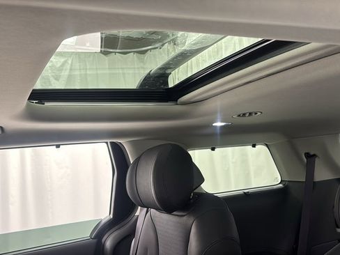 Used 2025 Kia Carnival SX Prestige image 37
