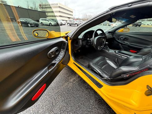 Used 2004 Chevrolet Corvette Convertible w/ Preferred Equipment Group image 9