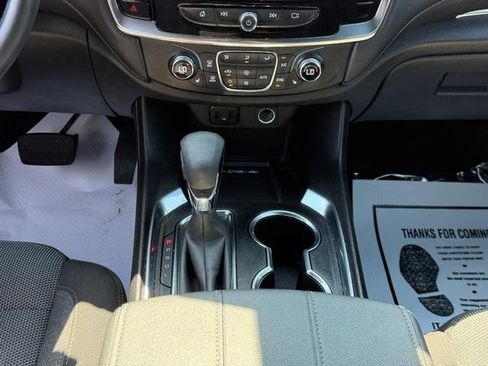 Used 2023 Chevrolet Traverse LT FWD image 16