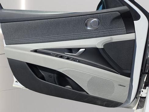 Certified 2025 Hyundai Elantra Limited FWD image 14