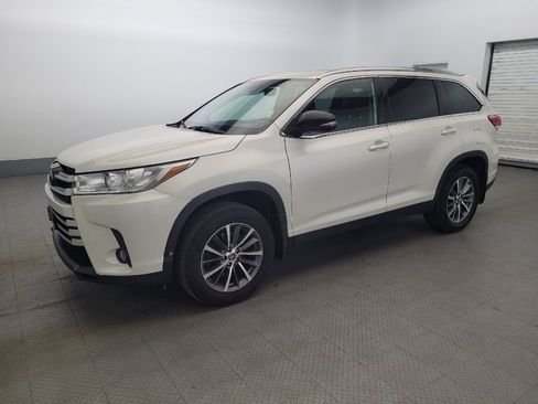 Used 2019 Toyota Highlander XLE AWD/4WD image 2