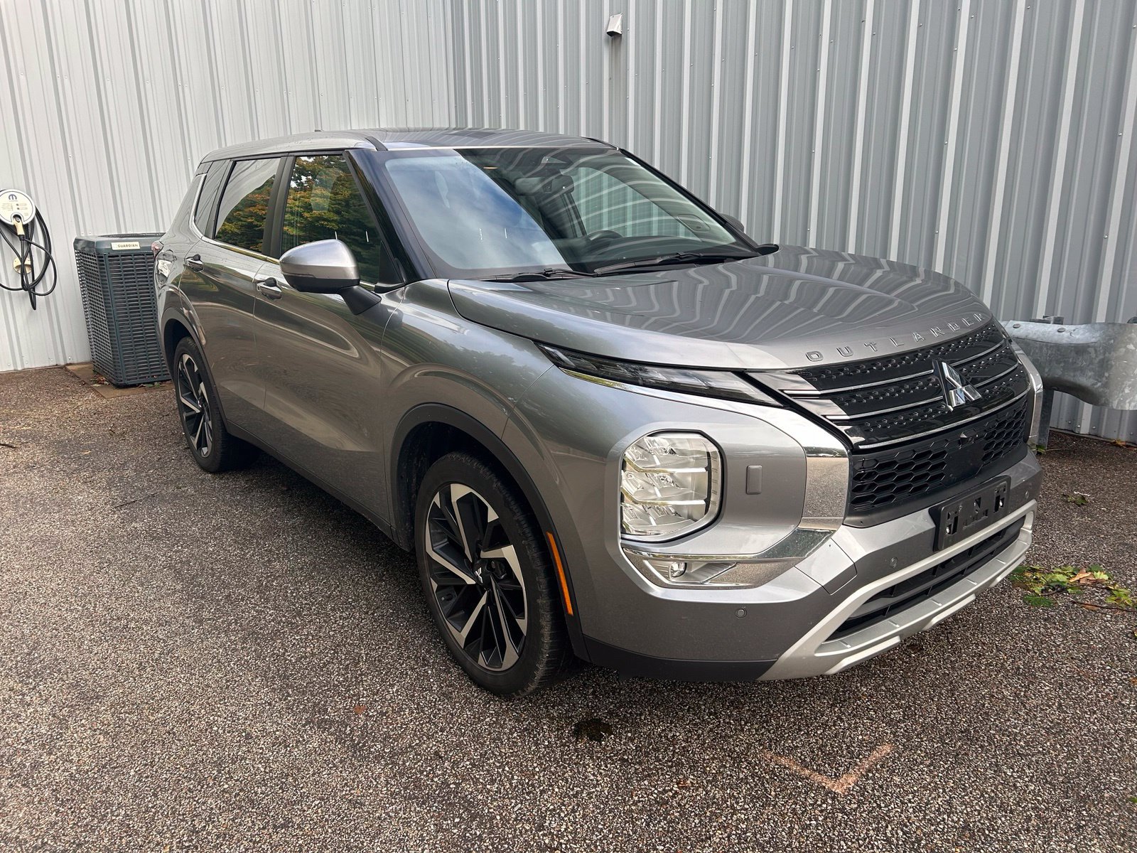 Used 2024 Mitsubishi Outlander SE AWD/4WD image 3