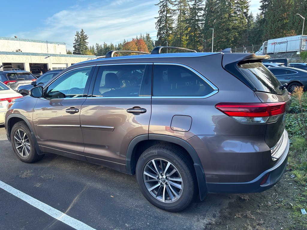 Used 2017 Toyota Highlander XLE AWD/4WD image 5
