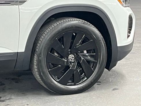 Used 2025 Volkswagen Atlas Cross Sport SE w/ Black Wheel Package image 41