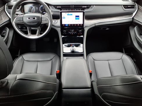 Used 2025 Jeep Grand Cherokee Limited image 17