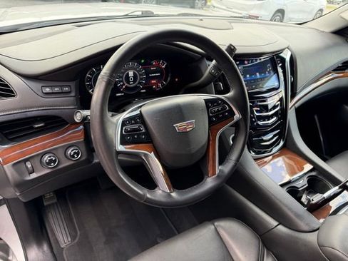 Used 2019 Cadillac Escalade Luxury AWD/4WD image 10