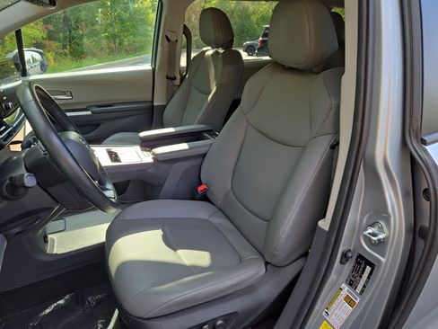 Used 2024 Toyota Sienna XLE image 13