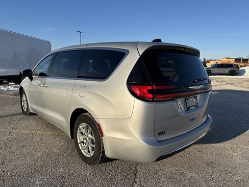 Used 2023 Chrysler Pacifica Touring-L image 5