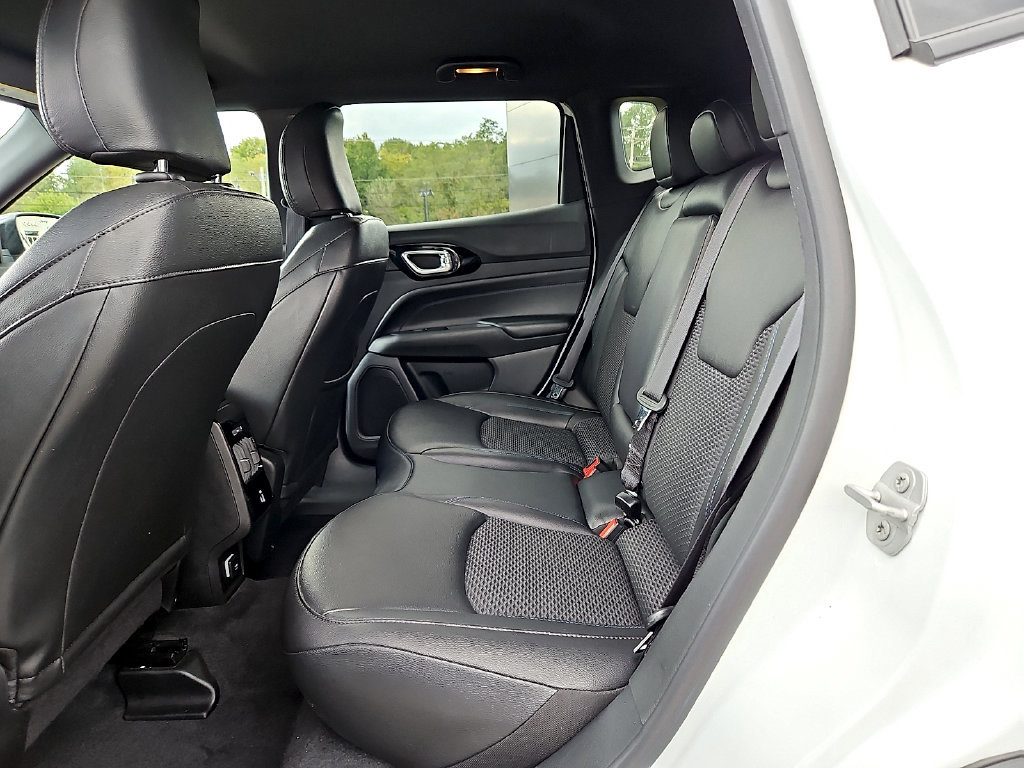 Used 2025 Jeep Compass Latitude w/ Convenience Group AWD/4WD image 12