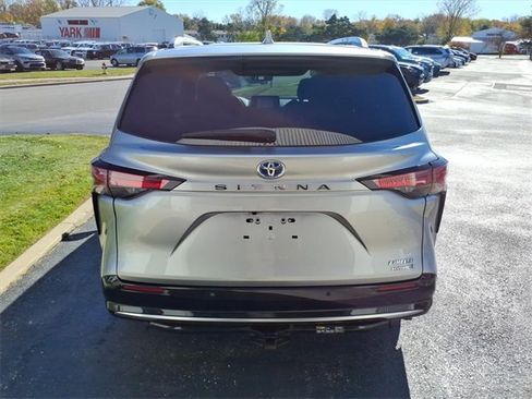 Used 2022 Toyota Sienna Limited image 26