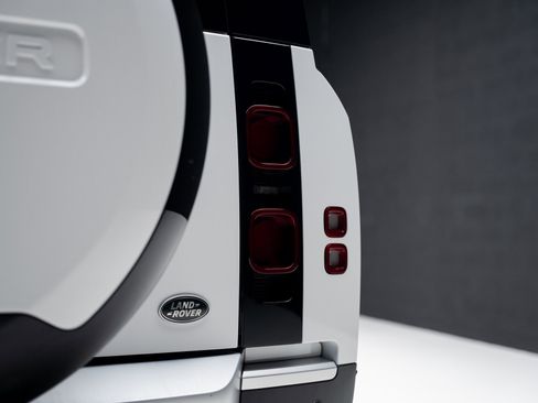 Used 2023 Land Rover Defender 130 SE image 31