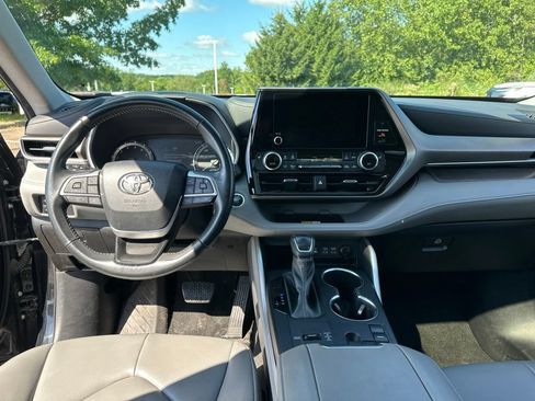 Used 2024 Toyota Highlander XLE FWD image 48