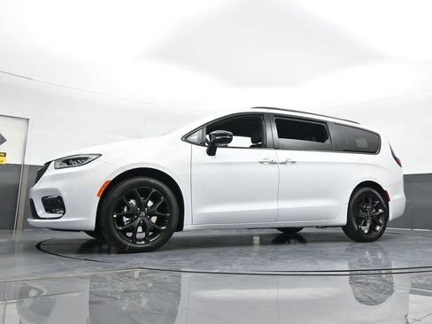 New 2026 Chrysler Pacifica Select image 55
