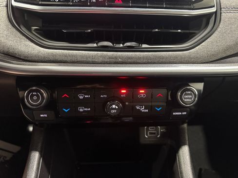 Used 2025 Jeep Compass Latitude w/ Sun & Sound Group AWD/4WD image 33