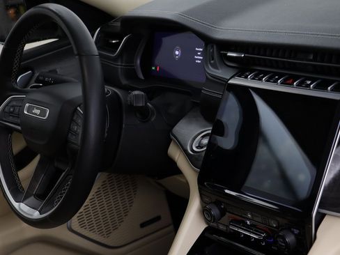 Used 2022 Jeep Grand Cherokee Limited image 21