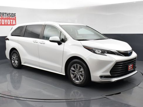 Used 2024 Toyota Sienna XLE FWD image 6