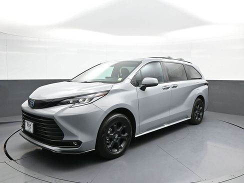 Used 2025 Toyota Sienna XLE Woodland Edition AWD/4WD image 1