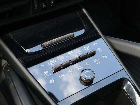 Certified 2025 Porsche Cayenne Turbo AWD/4WD image 21
