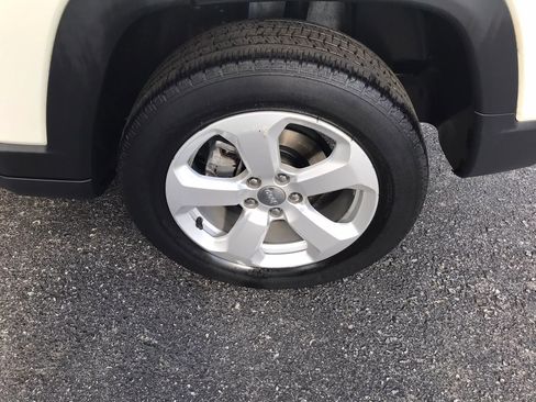 Used 2019 Jeep Compass Latitude w/ Popular Equipment Group AWD/4WD image 42