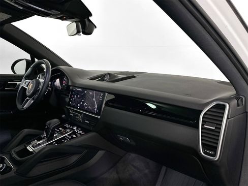 Certified 2023 Porsche Cayenne Coupe image 29