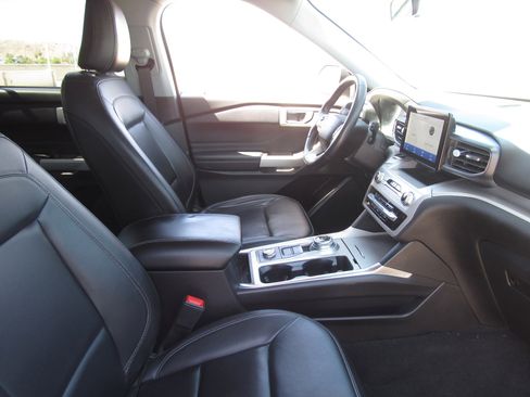 Used 2023 Ford Explorer XLT w/ Equipment Group 202A AWD/4WD image 8