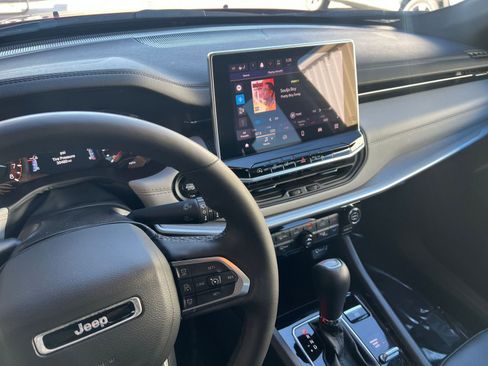 Used 2025 Jeep Compass Limited image 20