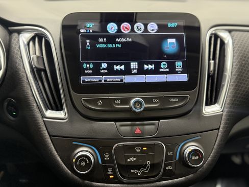 Used 2017 Chevrolet Malibu LT image 18