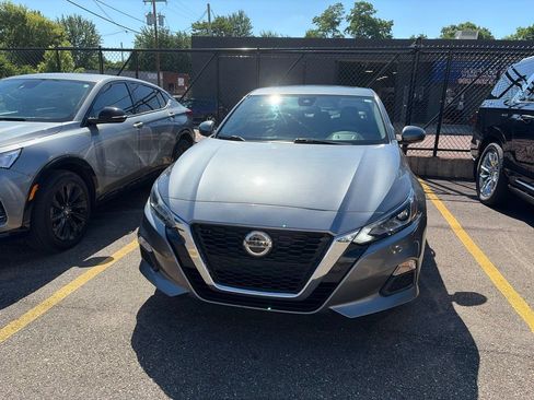 Used 2022 Nissan Altima 2.5 SV w/ SV Premium Package AWD/4WD image 2