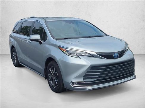 Certified 2025 Toyota Sienna Platinum AWD/4WD image 3