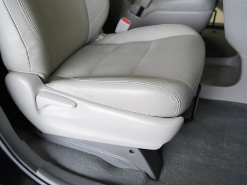 Used 2020 Toyota Sienna L image 31