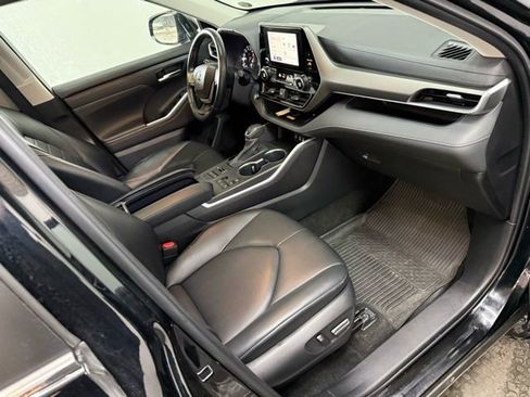 Used 2023 Toyota Highlander XLE AWD/4WD image 38