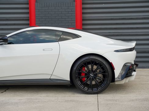Used 2023 Aston Martin V8 Vantage Coupe RWD image 11