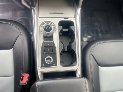 Used 2022 Ford Explorer XLT w/ Equipment Group 202A image 16