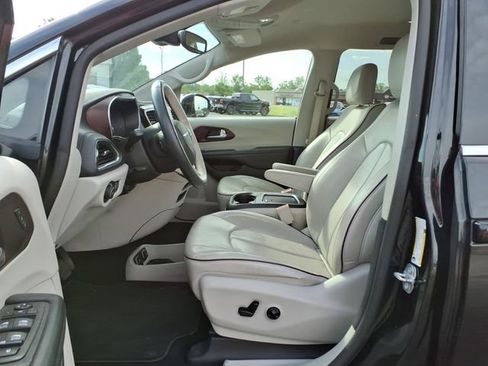 Used 2019 Chrysler Pacifica Limited FWD image 13