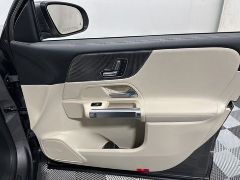 Used 2023 Mercedes-Benz EQB 300 4MATIC image 31