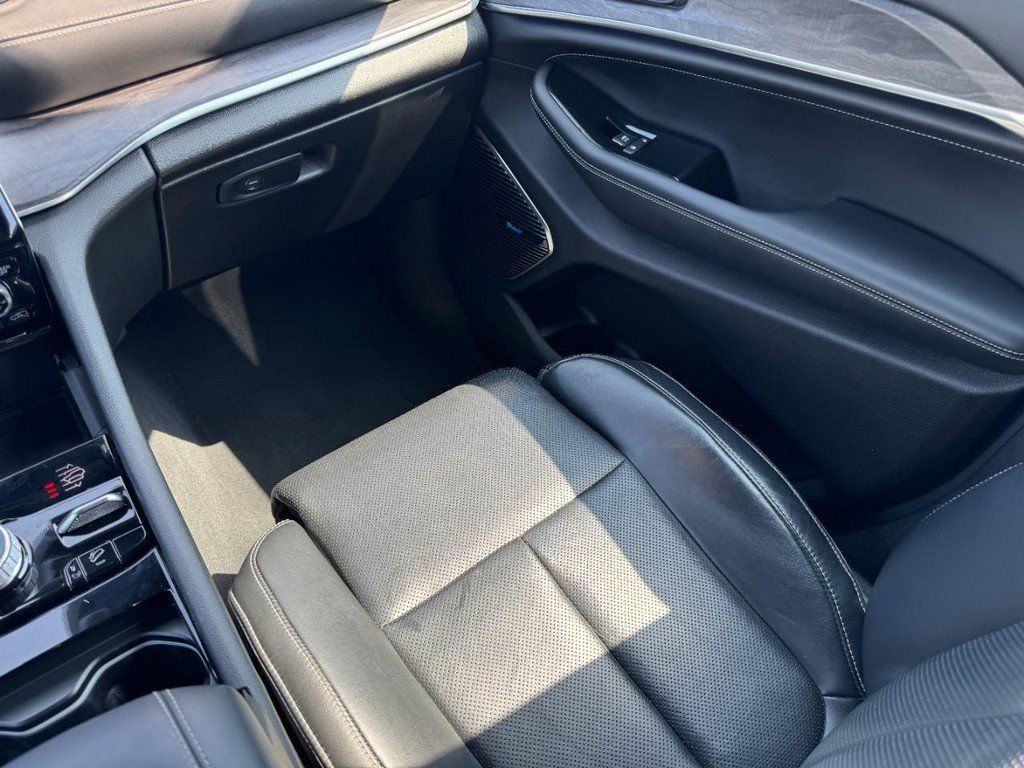Used 2022 Jeep Grand Cherokee Overland w/ Luxury Tech Group IV AWD/4WD image 15