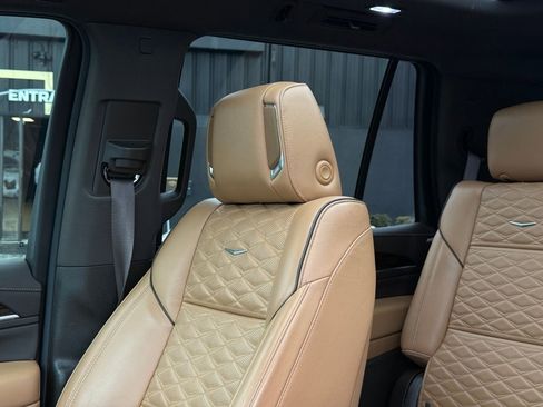 Used 2021 Cadillac Escalade Premium Luxury AWD/4WD image 30