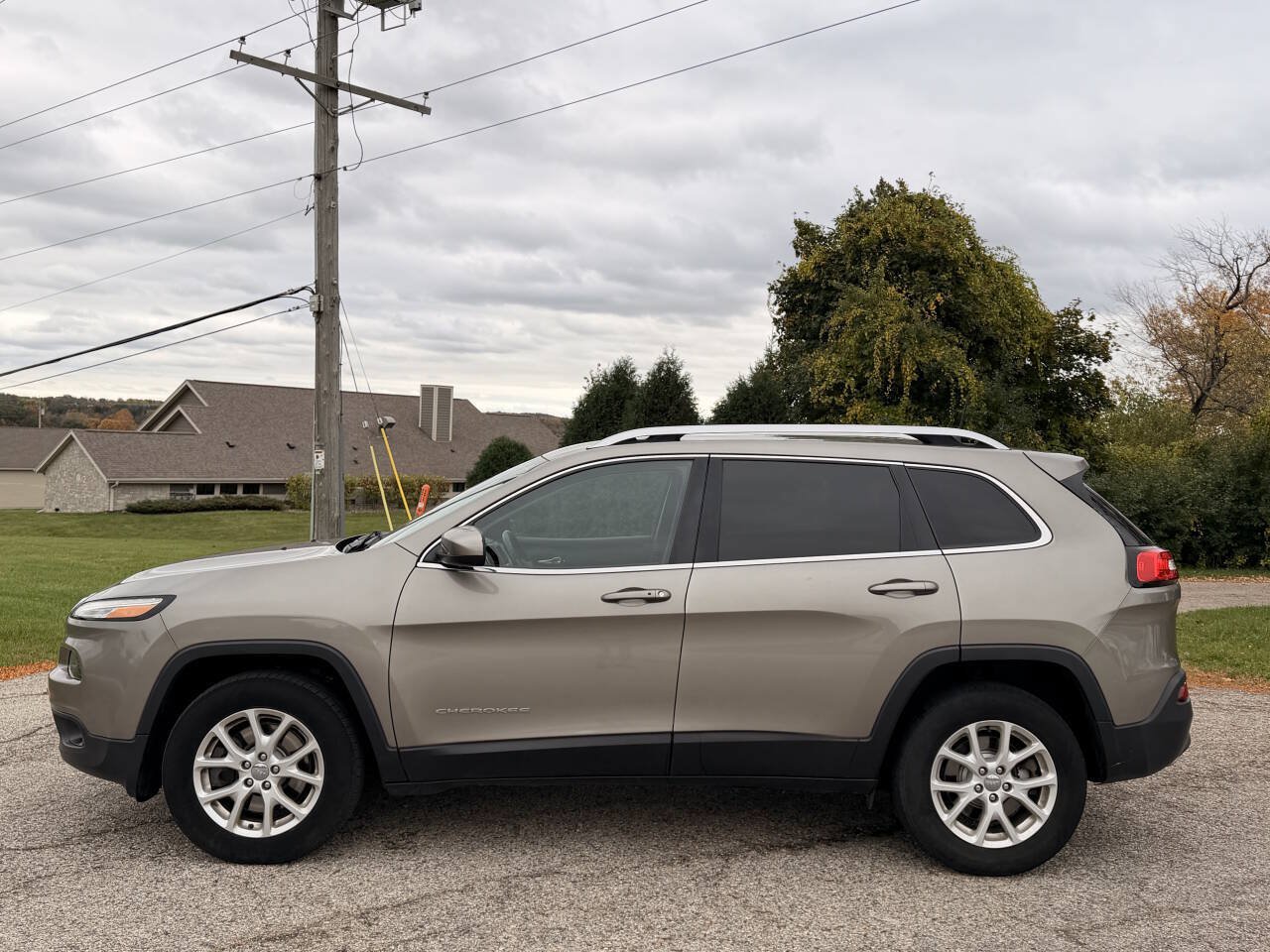 Used 2016 Jeep Cherokee Latitude w/ Comfort/Convenience Group AWD/4WD image 2